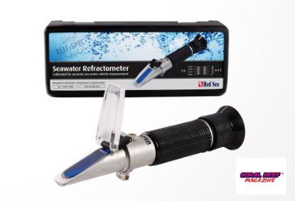 L’acqua fresca deve avere la stessa salinità di quella aspirata. Utilizzare a questo scopo un adatto strumento di misurazione come questo rifrattometro della Red Sea.