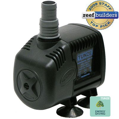  Anche le vere e proprie pompe di spinta approfittano delle ottimizzazioni tecniche di diversi produttori, che determinano un calo dei consumi e che pertanto non solo risparmiano energia, ma riducono anche la cessione di calore all’acqua, miglioria che durante l’estate consente di economizzare sul raffreddamento. La Tunze ha compiuto grandi progressi con la pompa "Silente" con il rotore ottimizzato e un magnete ad alta resa nonché una camera di pompaggio perfettamente calibrata. 